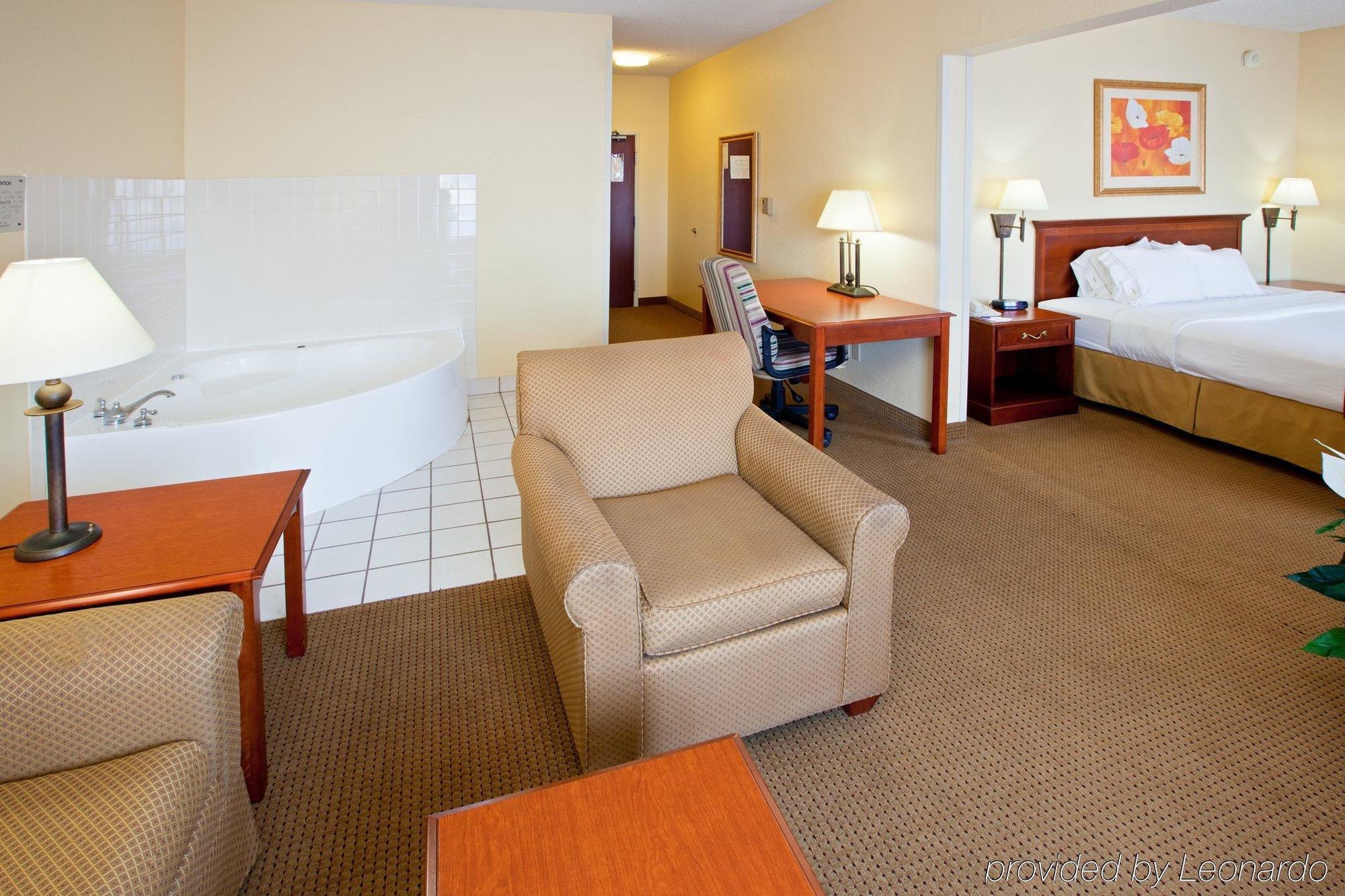 Holiday Inn Express & Suites - Muncie, An Ihg Hotel Room photo
