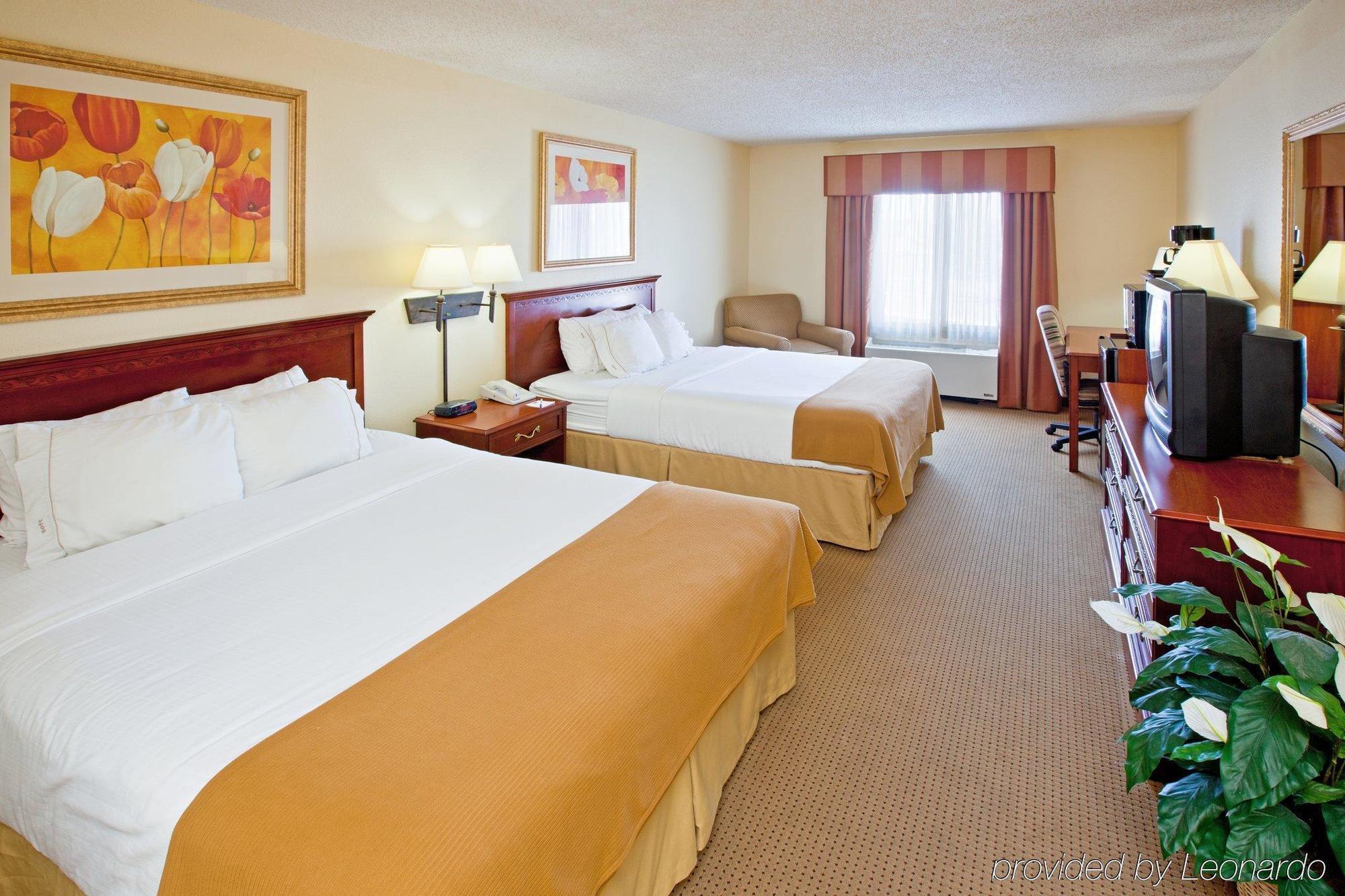 Holiday Inn Express & Suites - Muncie, An Ihg Hotel Room photo